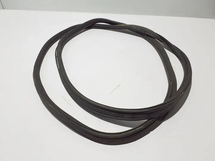Porsche Macan (95B) (2019 - ) 95B827705J Уплотнитель багажной двери (кузов) — фото 2