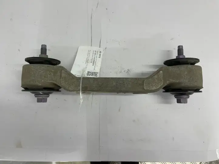 Toyota RAV 4 (XA50) (2018 - ) 4165142090 Кронштейн заднего редуктора — фото 1