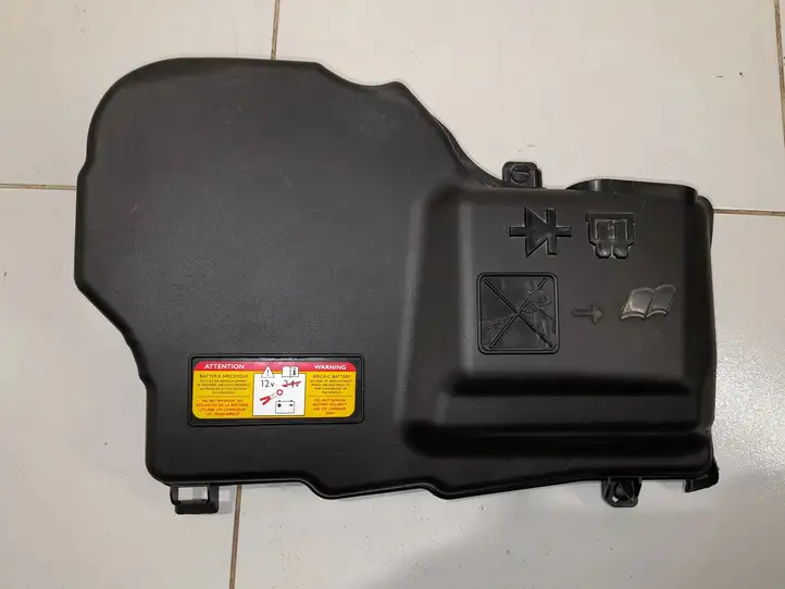 Citroen C5 (2008 - 2017) 9687925880 Крышка ящика аккумулятора — фото 1