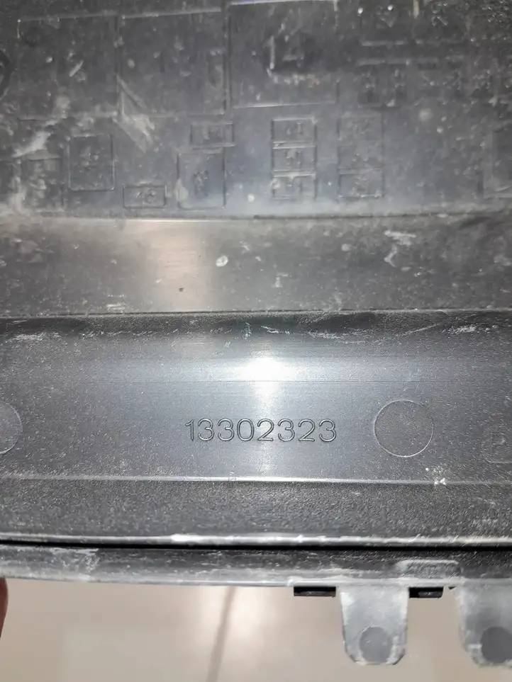 Opel Astra J (2009 - 2012) 13302323 Крышка ящика предохранителей — фото 3