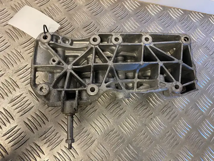 BMW 5 F10 F11 (2009 - 2016) 1116850686305 Кронштейн генератора — фото 3