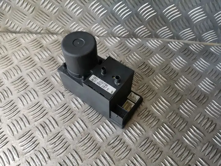 Audi A3/S3 8L (1996 - 2000) 8L0862257E Вакуумный насос центрального замка — фото 1