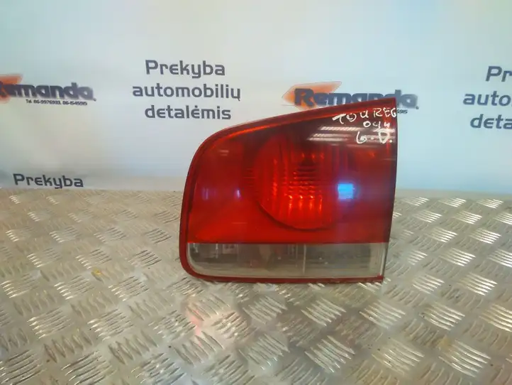 Volkswagen Touareg I (2002 - 2010) 28268003 Задний фонарь в крышке багажника — фото 1