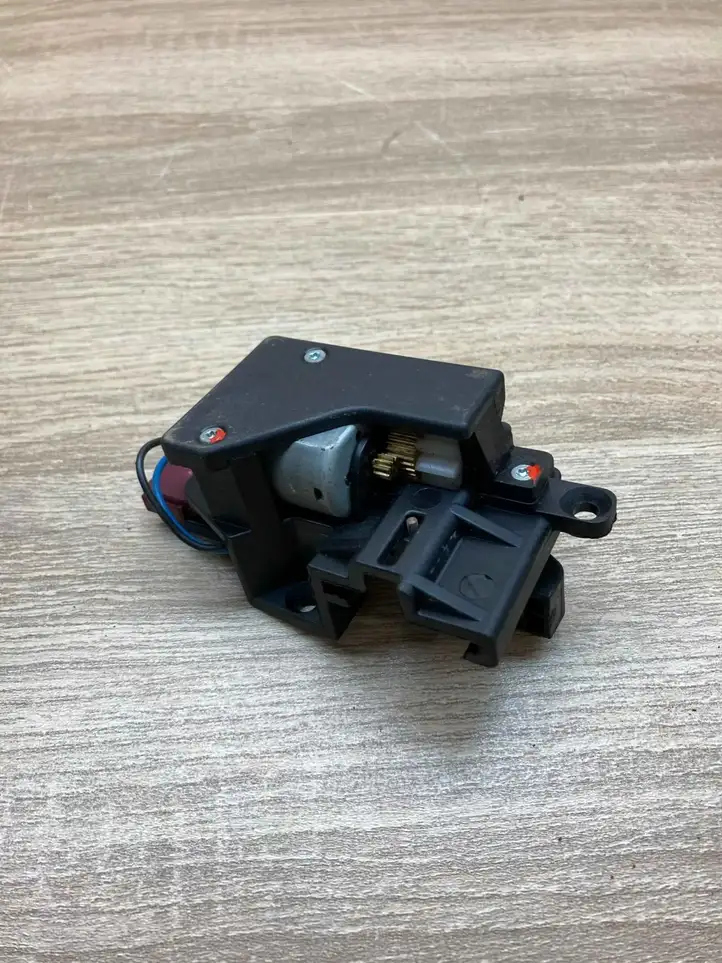 BMW 5 E60 E61   9918003164  Механизм жалюзи багажника (шторки)