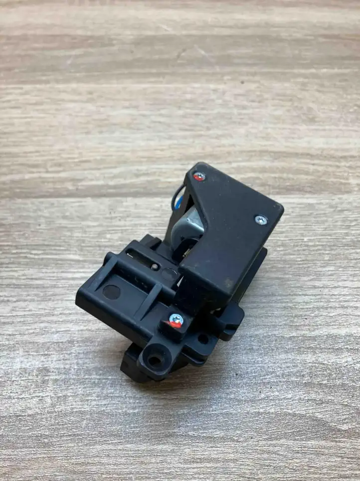 BMW 5 E60 E61   9918003164  Механизм жалюзи багажника (шторки)