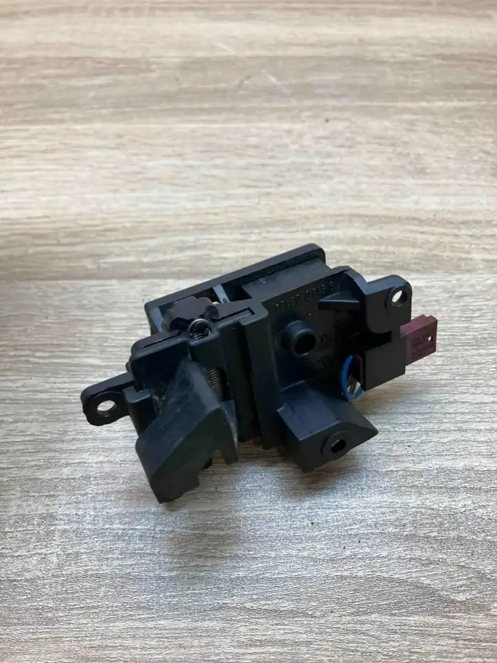 BMW 5 E60 E61   9918003164  Механизм жалюзи багажника (шторки)