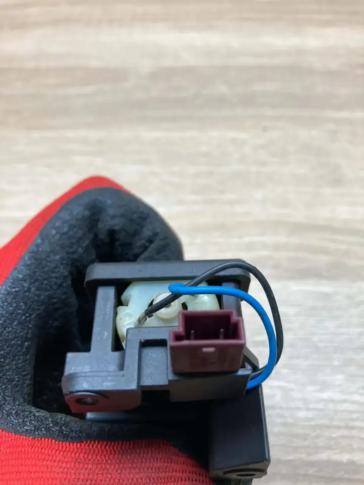 BMW 5 E60 E61   9918003164  Механизм жалюзи багажника (шторки)