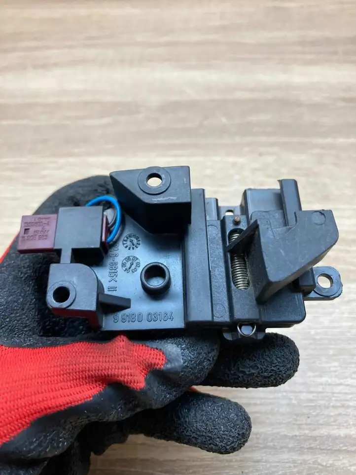 BMW 5 E60 E61   9918003164  Механизм жалюзи багажника (шторки)