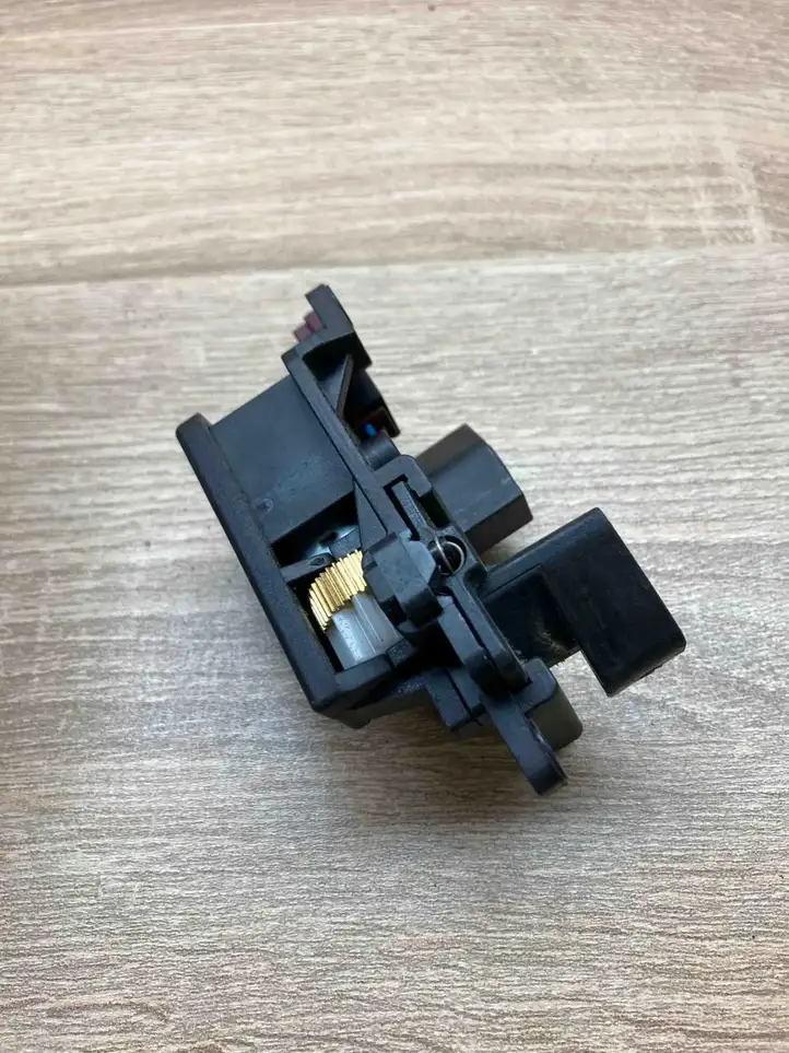 BMW 5 E60 E61   9918003164  Механизм жалюзи багажника (шторки)