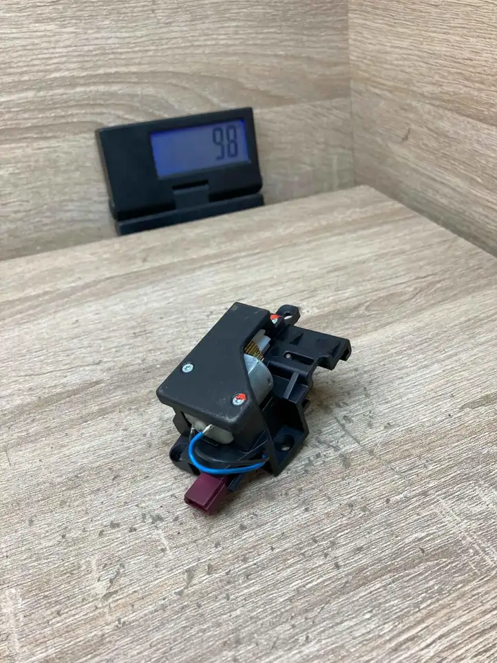 BMW 5 E60 E61   9918003164  Механизм жалюзи багажника (шторки)