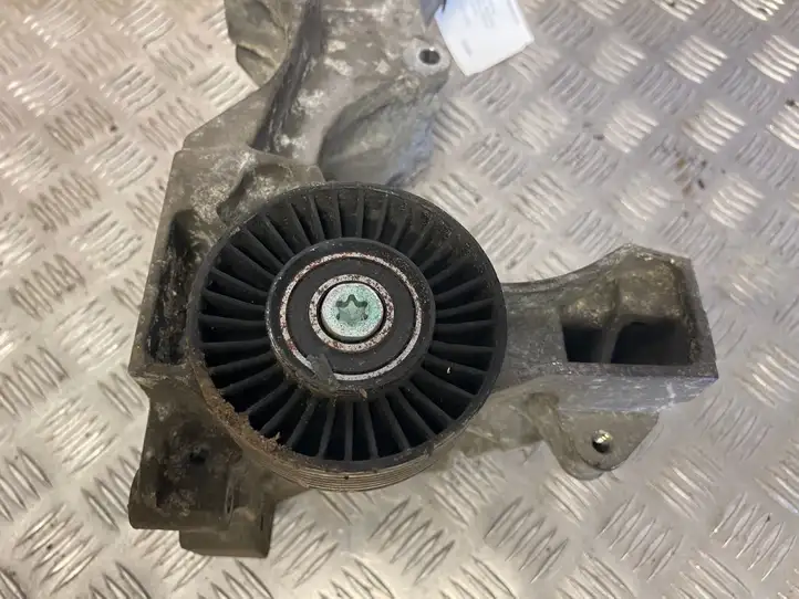 BMW 3 E90 E91 (2005 - 2012) 11167802639 Кронштейн генератора — фото 3