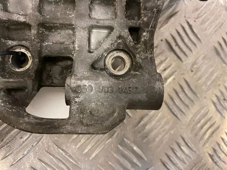 Audi Q7 4L (2005 - 2009) 059903143Q Кронштейн генератора — фото 2