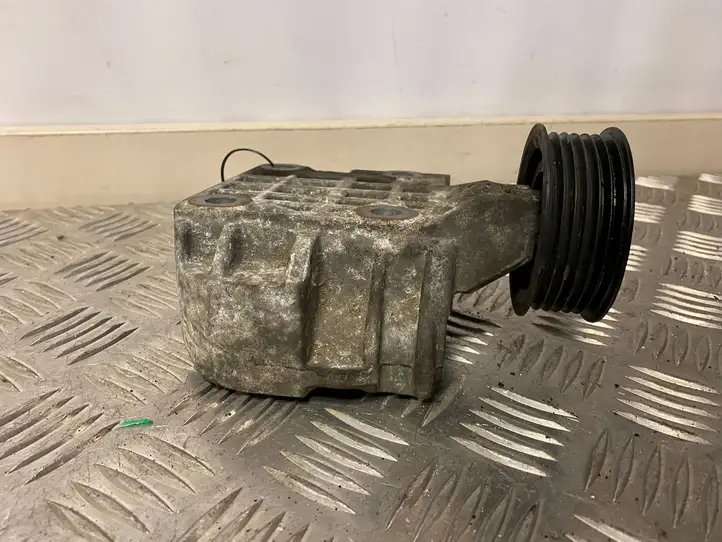 Audi Q7 4L (2005 - 2009) 059903143Q Кронштейн генератора — фото 4