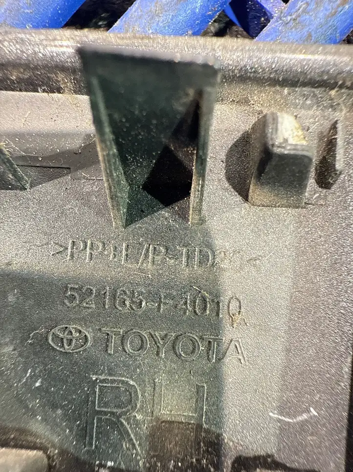 Toyota C-HR I (2016 - 2022) 52165F4010 Заглушка буксировочной петли бампера — фото 4