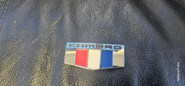 Chevrolet Camaro (2015 - 2018) Эмблема модели — фото 6