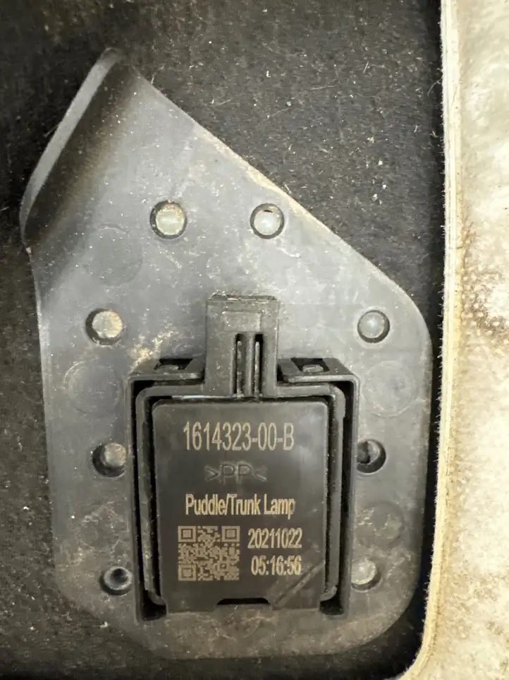 Tesla Model S (2021 - ) 161432300B Боковая обшивка багажника — фото 4