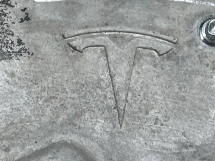 Tesla Model Y (2019 - 2024) 162659900D Верхняя петля передней двери — фото 6