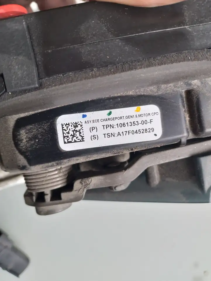 Tesla Model X (2015 - 2021) 106135300F Зарядный разъем электромобиля — фото 4