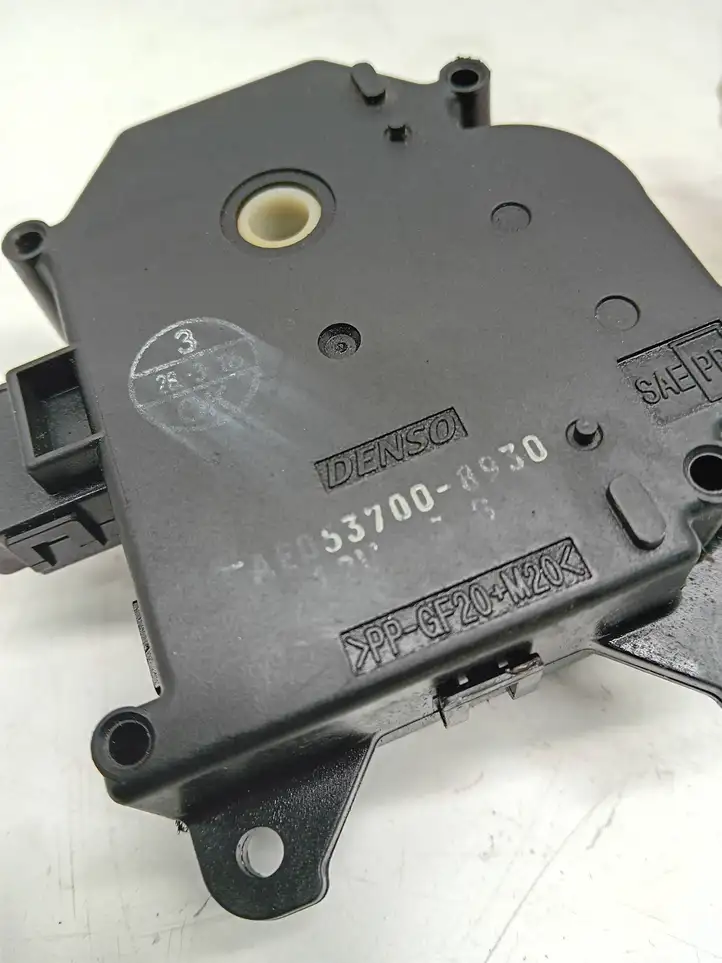 Toyota Corolla Verso AR10 (2004 - 2009) 0637008930 Двигатель задвижки потока воздуха — фото 4