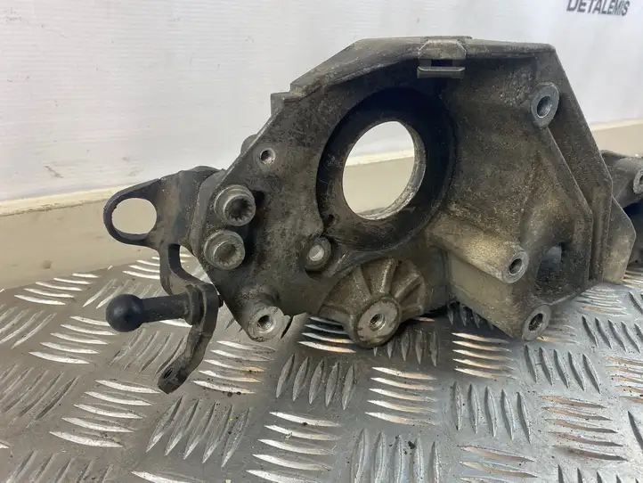 Volkswagen PASSAT B6 (2005 - 2010) 03L903143D Кронштейн генератора — фото 2