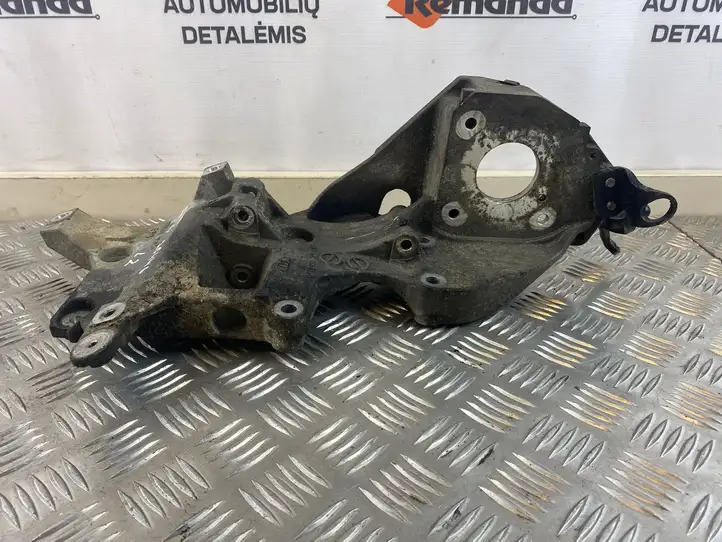Volkswagen PASSAT B6 (2005 - 2010) 03L903143D Кронштейн генератора — фото 4