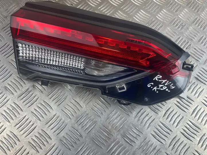 Toyota RAV 4 (XA50) (2018 - ) 8159042050 Задний фонарь в крышке багажника — фото 4