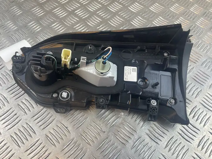 Toyota RAV 4 (XA50) (2018 - ) 8159042050 Задний фонарь в крышке багажника — фото 7