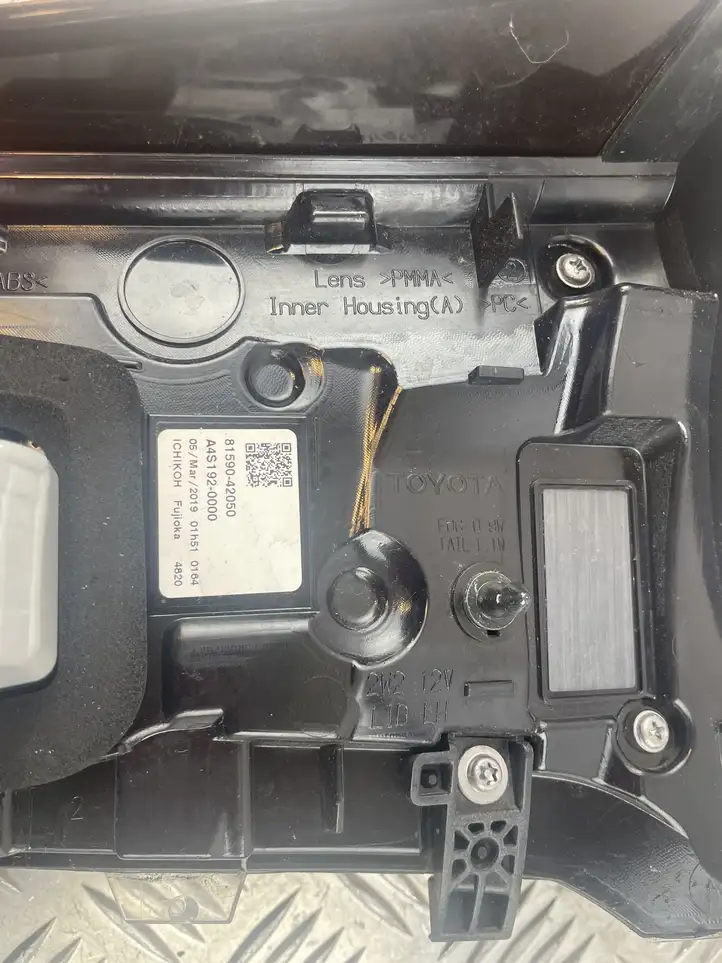 Toyota RAV 4 (XA50) (2018 - ) 8159042050 Задний фонарь в крышке багажника — фото 8
