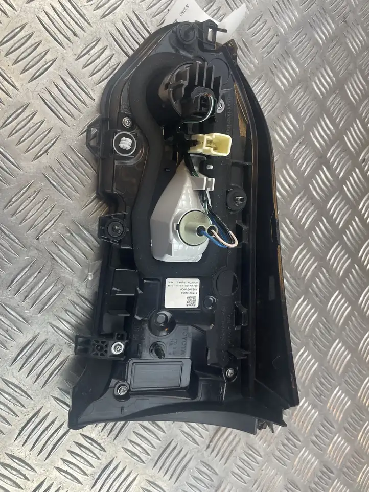 Toyota RAV 4 (XA50) (2018 - ) 8159042050 Задний фонарь в крышке багажника — фото 9
