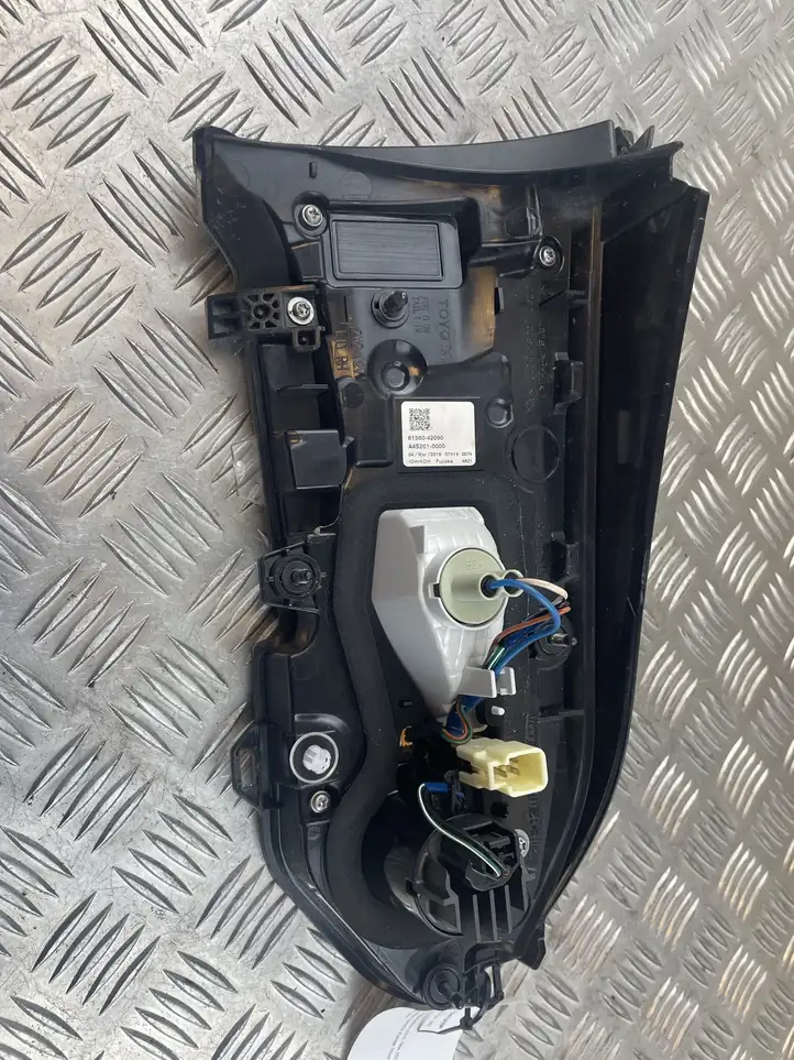 Toyota RAV 4 (XA50) (2018 - ) 8158042090 Задний фонарь в крышке багажника — фото 3