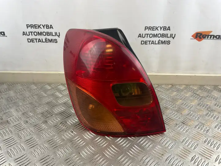Toyota Corolla Verso E121 (2001 - 2004) 1827 Задний фонарь в кузове — фото 1