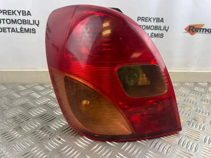 Toyota Corolla Verso E121 (2001 - 2004) 1827 Задний фонарь в кузове — фото 2