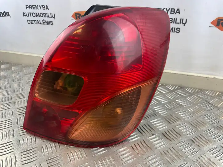 Toyota Corolla Verso E121 (2001 - 2004) 1827 Задний фонарь в кузове — фото 2