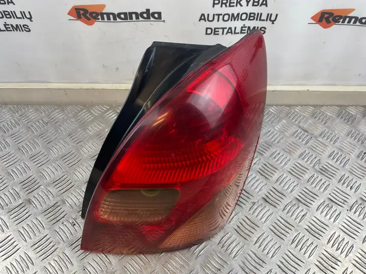 Toyota Corolla Verso E121 (2001 - 2004) 1827 Задний фонарь в кузове — фото 3