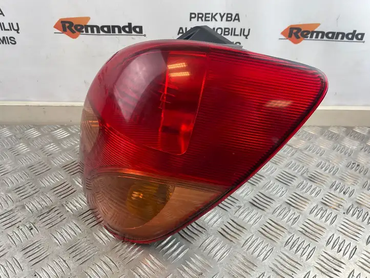 Toyota Corolla Verso E121 (2001 - 2004) 1827 Задний фонарь в кузове — фото 4