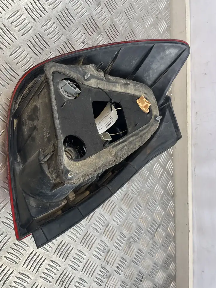 Toyota Corolla Verso E121 (2001 - 2004) 1827 Задний фонарь в кузове — фото 5