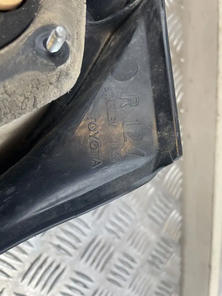 Toyota Corolla Verso E121 (2001 - 2004) 1827 Задний фонарь в кузове — фото 6