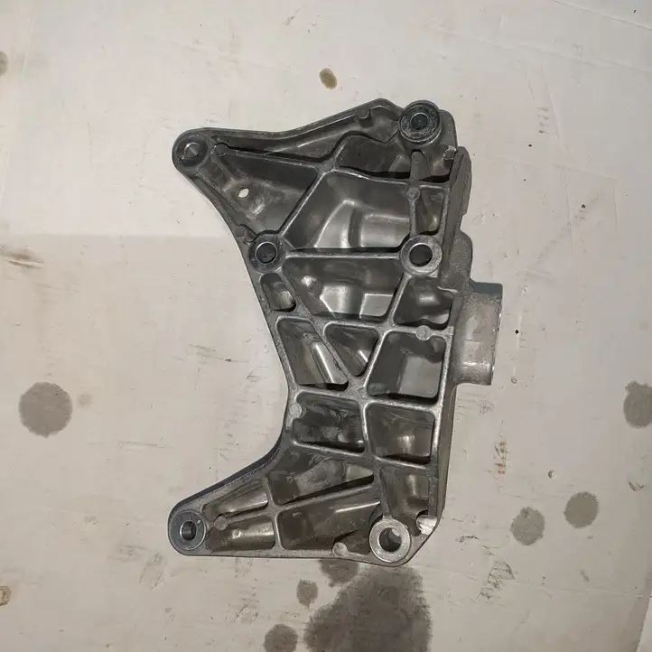 Volvo XC60 (2013 - 2017) 31430702 Кронштейн генератора — фото 2