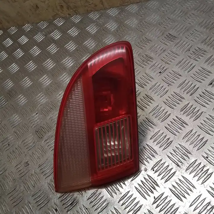 Toyota Avensis T220 (2000 - 2003) 89022026 Задний фонарь в крышке багажника — фото 1