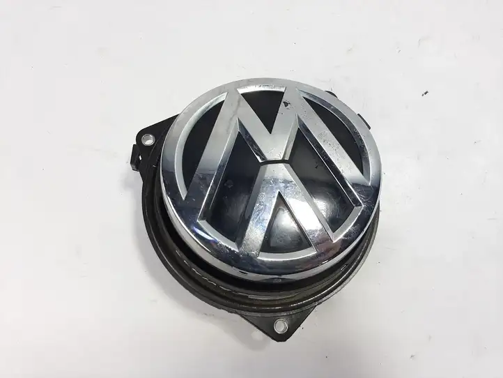 Volkswagen Golf VII (2013 - 2019) 5G9827469D Кнопка закрытия багажника — фото 2