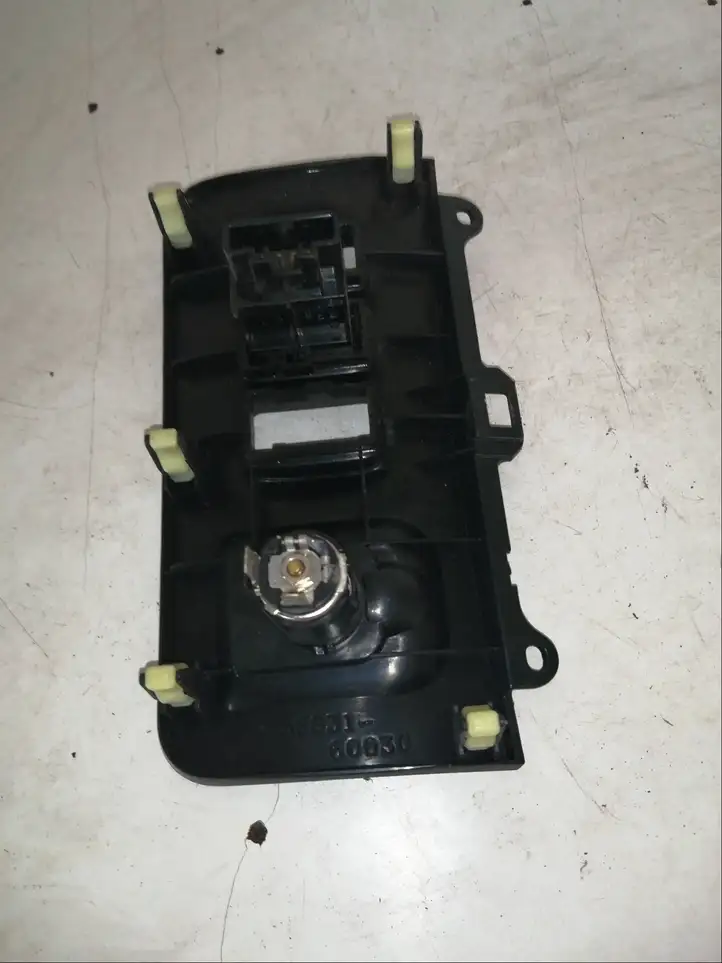 Toyota Land Cruiser (J120) (2002 - 2009) 5883160030 Включатель обогрева — фото 3