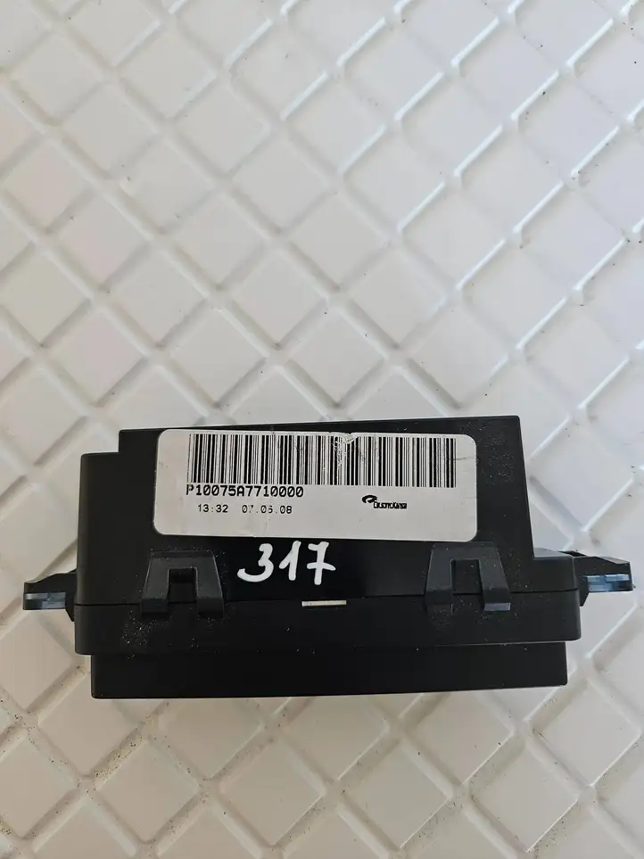 Nissan Qashqai (2006 - 2010) P10075A7710000 Реле предупреждения об ремнях безопасности — фото 3