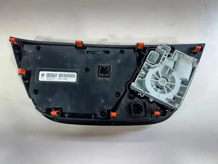 Chrysler Pacifica (2016 - ) P6EV321X8AB Кнопка кондиционера — фото 4