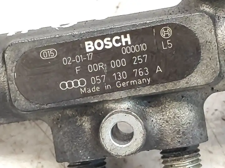 Audi A8 S8 D2 4D (1999 - 2002) 057130763A Магистральная топливная трубка — фото 3