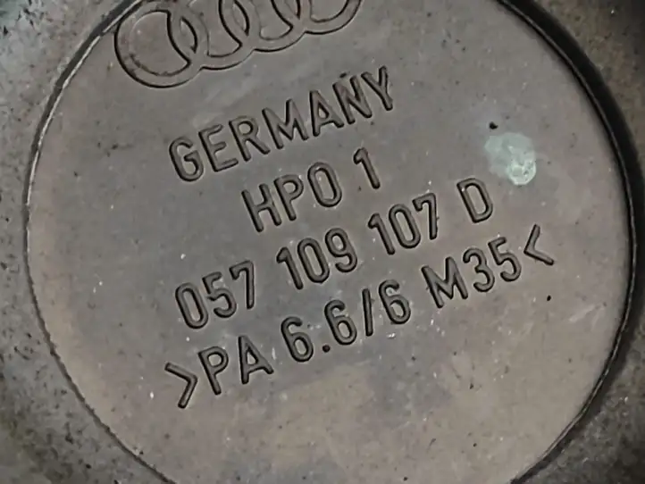 Audi A8 S8 D2 4D (1999 - 2002) 057109107D Защита ремня ГРМ — фото 3