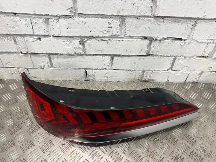 Audi Q7 4M (2015 - ) 4M0945093G Задний фонарь в крышке багажника — фото 5
