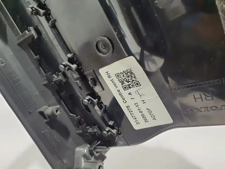 Volvo S60 (2018 - ) Отделка внутренней панели салона — фото 3