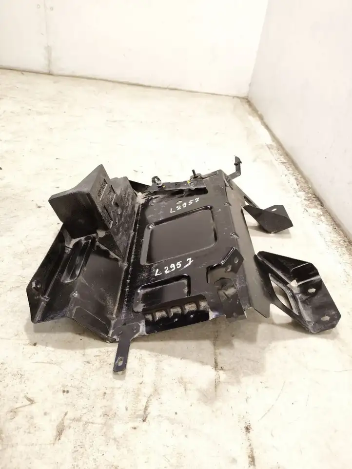 Maserati MC20 (2021 - ) 670215890 Площадка аккумулятора — фото 7