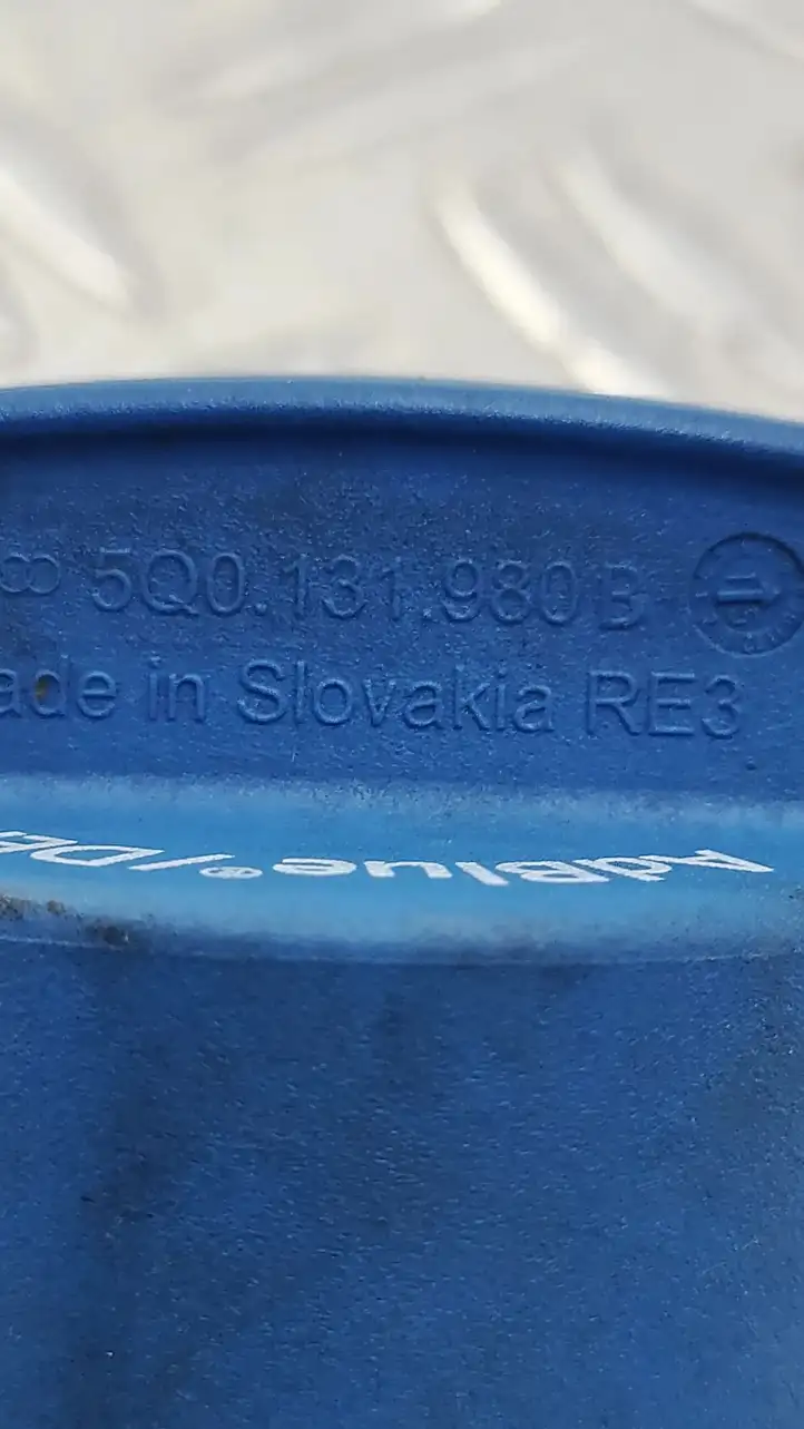 Volkswagen Touran III (2016 - ) 5Q0131980B Крышка бака AdBlue — фото 2