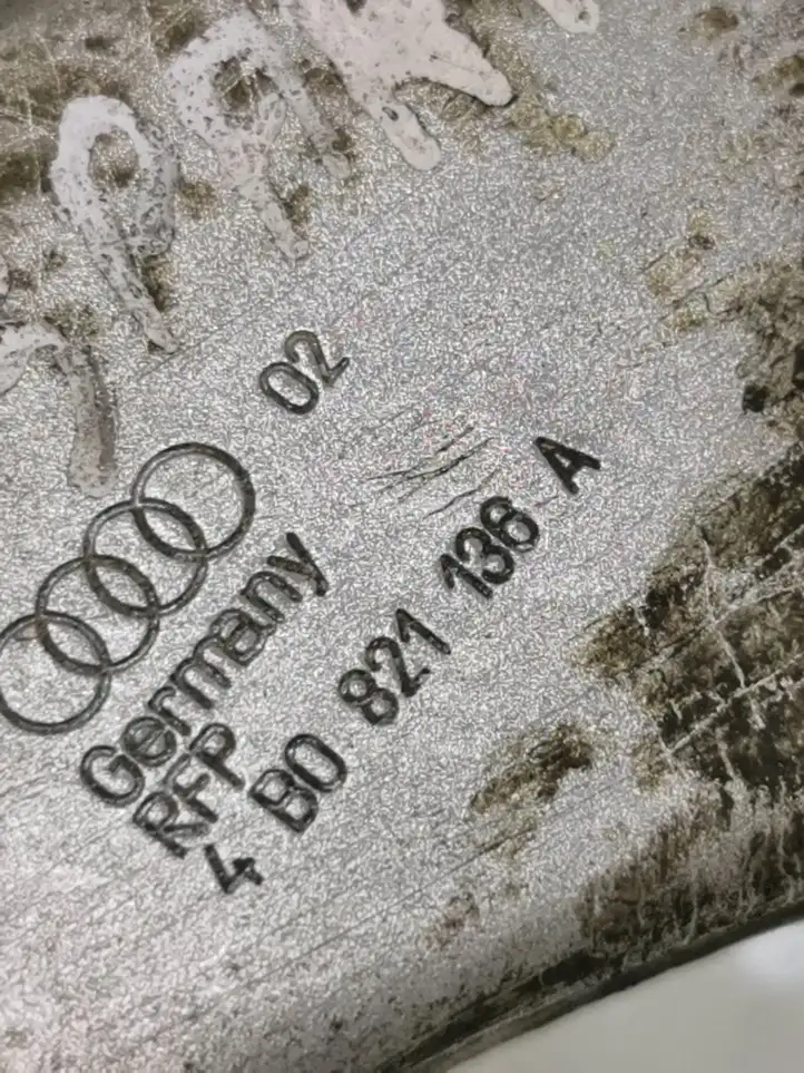 Audi A6 S6 C5 4B (1997 - 2001) 4b0821136a Кронштейн переднего подкрылка — фото 3